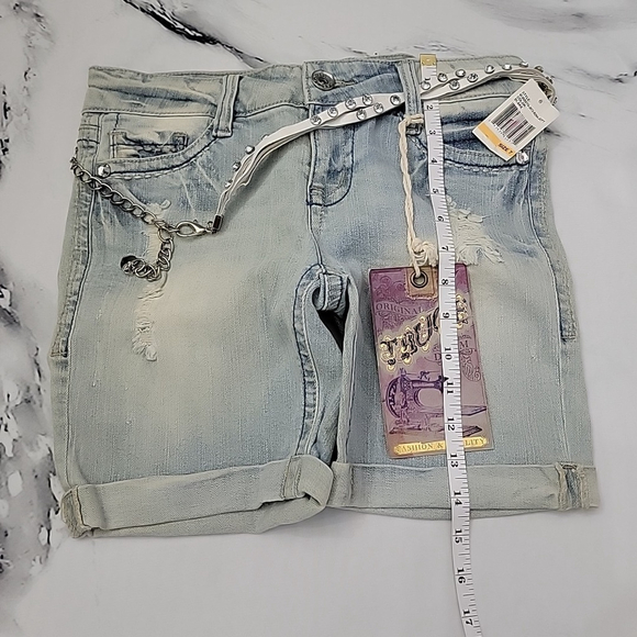 TRUCE Girls Light Wash Denim Jean Shorts Size 7 with Studded Belt and Chain - Picture 4 of 10